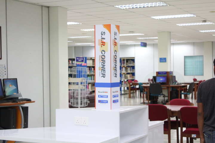 Pemasangan sudut Serambi Ilmu Rakyat (SIR) Bank Rakyat di Perpustakaan UMP Gambang